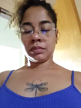 VitoriaFernandes online show from November 2025 08:31:01 PM