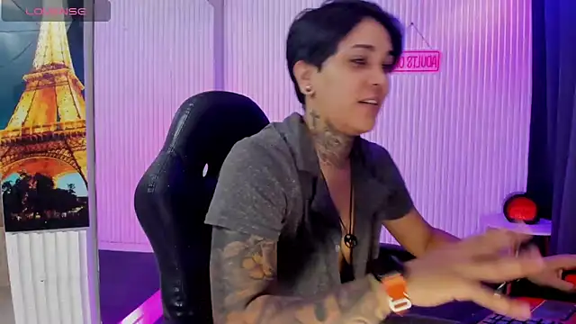 ZhoeStrong online show from May 2026 07:11:01 PM