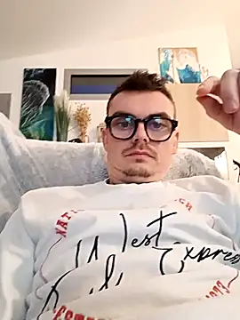 GLouglou19 online show from January 2026 05:15:01 PM