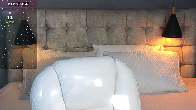 Laia and Aloby online show from November 2025 10:31:01 PM