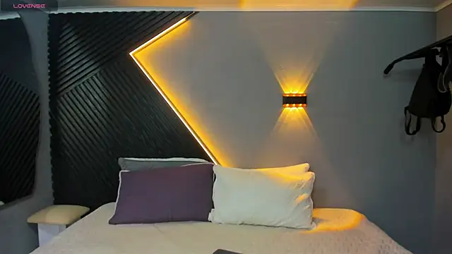 Laia and Aloby online show from April 2026 10:16:01 PM