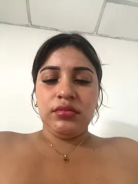 perlita05 online show from November 2025 07:35:02 PM