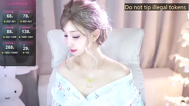 Snapshot of UUKiss_ chatting on January 2025 01:11:01 PM UUKiss online show from January 2025 01:11:01 PM