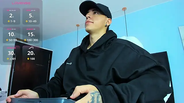 Snapshot of Lobo_17_ chatting on October 2025 03:51:02 AM Lobo 17 online show from October 2025 03:51:02 AM