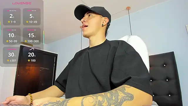 Snapshot of Lobo_17_ chatting on October 2025 03:43:02 AM Lobo 17 online show from October 2025 03:43:02 AM