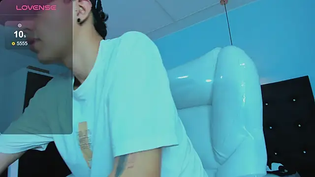 Snapshot of Lobo_17_ chatting on November 2025 03:40:02 AM Lobo 17 online show from November 2025 03:40:02 AM