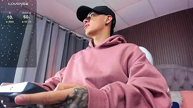 Snapshot of Lobo_17_ chatting on November 2025 10:52:02 PM Lobo 17 online show from November 2025 10:52:02 PM