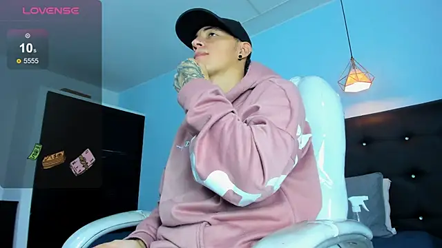 Snapshot of Lobo_17_ chatting on December 2025 03:47:01 AM Lobo 17 online show from December 2025 03:47:01 AM