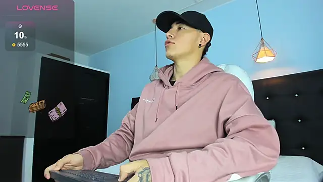 Snapshot of Lobo_17_ chatting on December 2025 03:44:02 AM Lobo 17 online show from December 2025 03:44:02 AM