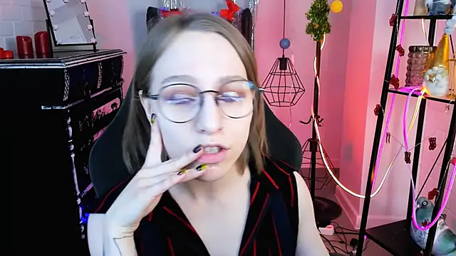 Snapshot of AphexQueen chatting on December 2024 07:18:02 PM AphexQueen online show from December 2024 07:18:02 PM