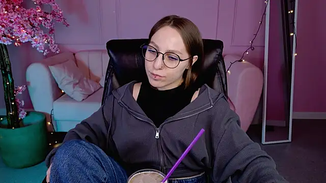 Snapshot of AphexQueen chatting on February 2025 01:03:01 PM AphexQueen online show from February 2025 01:03:01 PM