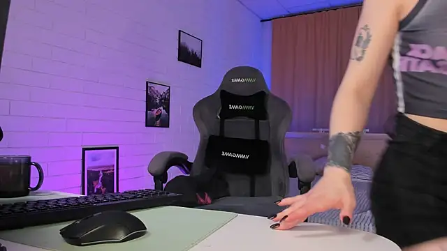 AphexQueen online show from November 2025 01:33:02 PM