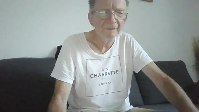 Snapshot of naturiste974 chatting on June 2026 04:36:02 AM naturiste974 online show from June 2026 04:36:02 AM