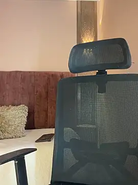 Emy leon online show from February 2026 07:06:01 PM