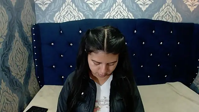 Snapshot of CarolineBrunx chatting on March 2025 03:23:02 AM CarolineBrunx online show from March 2025 03:23:02 AM