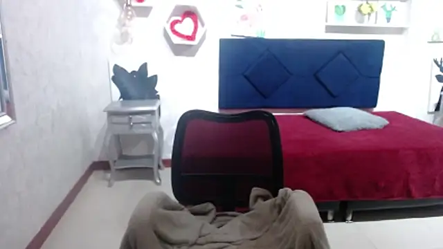 Snapshot of CarolineBrunx chatting on November 2025 03:38:01 AM CarolineBrunx online show from November 2025 03:38:01 AM