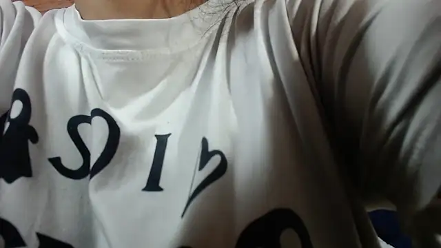 Snapshot of CarolineBrunx chatting on November 2025 05:07:01 AM CarolineBrunx online show from November 2025 05:07:01 AM