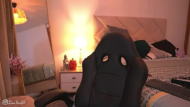 Lau Bee online show from October 2025 06:41:02 PM