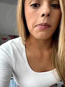 Snapshot of ZoeJohnsoon chatting on December 2025 09:53:01 PM ZoeJohnsoon online show from December 2025 09:53:01 PM