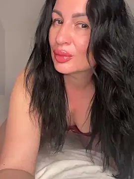 Helena7077 online show from April 2026 10:32:01 PM