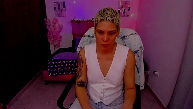 Snapshot of Charlee_pink chatting on October 2025 01:14:01 AM Charlee pink online show from October 2025 01:14:01 AM