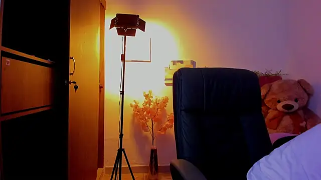 Charlee pink online show from April 2026 06:22:01 PM