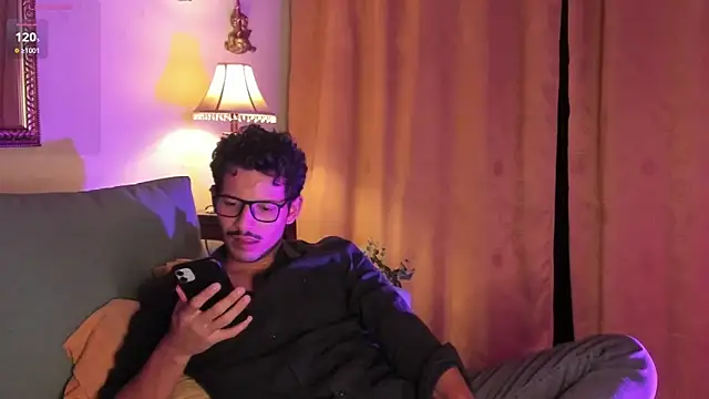 Nicholasrodrii online show from April 2026 11:43:02 PM
