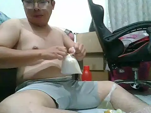 Snapshot of shyboymasturbation chatting on January 2025 03:44:01 PM shyboymasturbation online show from January 2025 03:44:01 PM