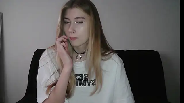 ErikaShyy online show from November 2025 11:53:01 AM