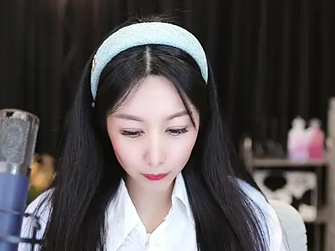 Snapshot of Nuyoah-77 chatting on January 2025 07:07:02 PM Nuyoah-77 online show from January 2025 07:07:02 PM