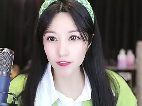 Snapshot of Nuyoah-77 chatting on January 2025 07:07:01 PM Nuyoah-77 online show from January 2025 07:07:01 PM