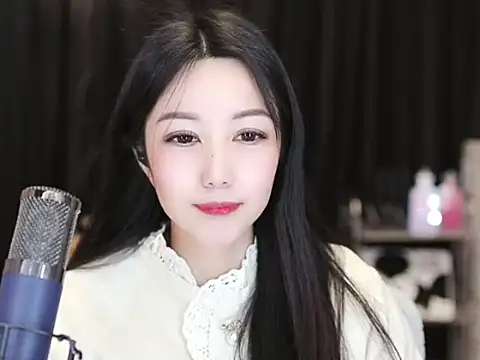 Snapshot of Nuyoah-77 chatting on February 2025 05:24:02 PM Nuyoah-77 online show from February 2025 05:24:02 PM