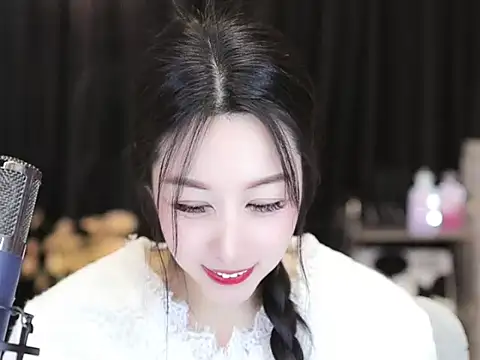 Snapshot of Nuyoah-77 chatting on February 2025 07:00:01 PM Nuyoah-77 online show from February 2025 07:00:01 PM