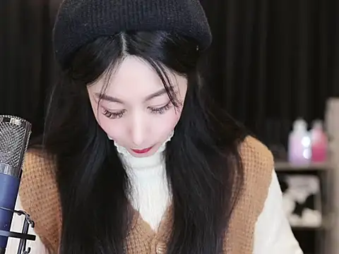 Snapshot of Nuyoah-77 chatting on February 2025 05:53:02 PM Nuyoah-77 online show from February 2025 05:53:02 PM