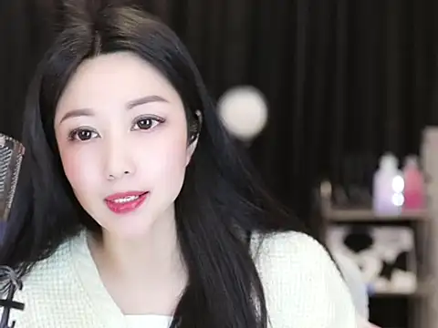 Snapshot of Nuyoah-77 chatting on February 2025 06:05:02 PM Nuyoah-77 online show from February 2025 06:05:02 PM