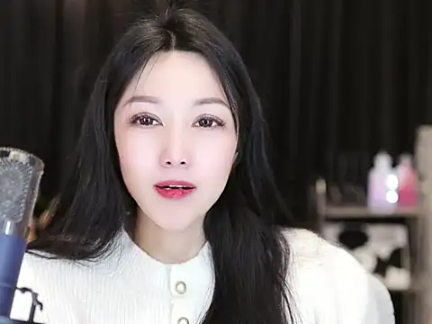 Snapshot of Nuyoah-77 chatting on February 2025 05:41:02 PM Nuyoah-77 online show from February 2025 05:41:02 PM