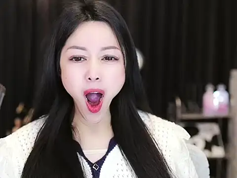 Snapshot of Nuyoah-77 chatting on February 2025 03:21:01 PM Nuyoah-77 online show from February 2025 03:21:01 PM