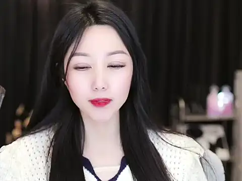 Snapshot of Nuyoah-77 chatting on February 2025 06:26:02 PM Nuyoah-77 online show from February 2025 06:26:02 PM