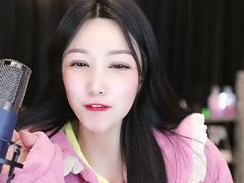 Snapshot of Nuyoah-77 chatting on February 2025 08:20:02 PM Nuyoah-77 online show from February 2025 08:20:02 PM