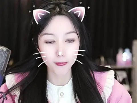 Snapshot of Nuyoah-77 chatting on February 2025 05:02:02 PM Nuyoah-77 online show from February 2025 05:02:02 PM