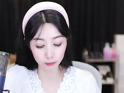 Snapshot of Nuyoah-77 chatting on September 2025 04:07:01 PM Nuyoah-77 online show from September 2025 04:07:01 PM