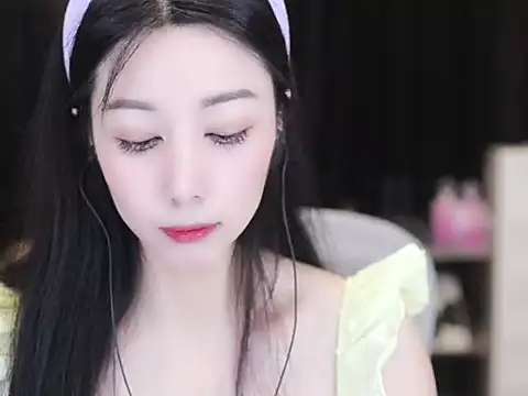 Snapshot of Nuyoah-77 chatting on October 2025 04:04:02 PM Nuyoah-77 online show from October 2025 04:04:02 PM