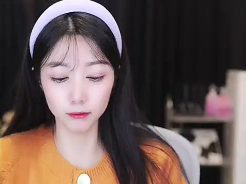 Snapshot of Nuyoah-77 chatting on October 2025 03:57:02 PM Nuyoah-77 online show from October 2025 03:57:02 PM