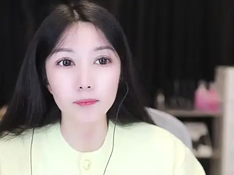 Snapshot of Nuyoah-77 chatting on October 2025 03:18:01 PM Nuyoah-77 online show from October 2025 03:18:01 PM