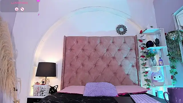 Snapshot of LadyAvalon chatting on November 2025 06:00:02 PM LadyAvalon online show from November 2025 06:00:02 PM