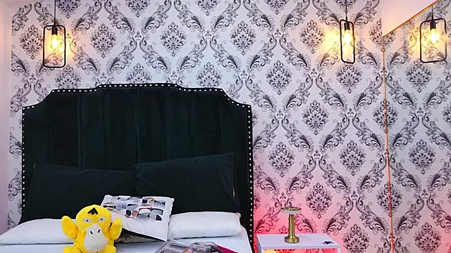 SaaraBrown online show from November 2025 12:06:02 PM