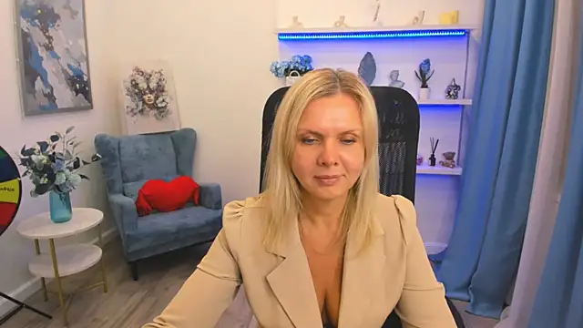 AgathaKlouin online show from April 2026 09:39:33 PM