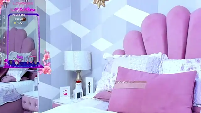 Snapshot of KylieMonnett chatting on January 2025 05:21:02 AM KylieMonnett online show from January 2025 05:21:02 AM