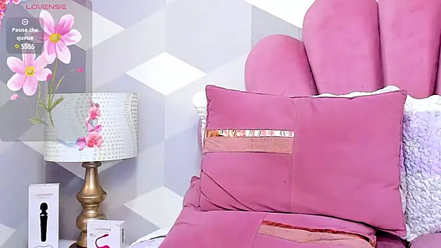 Snapshot of KylieMonnett chatting on March 2025 01:16:01 AM KylieMonnett online show from March 2025 01:16:01 AM