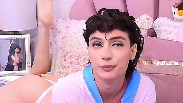 Snapshot of KylieMonnett chatting on October 2025 08:24:02 PM KylieMonnett online show from October 2025 08:24:02 PM